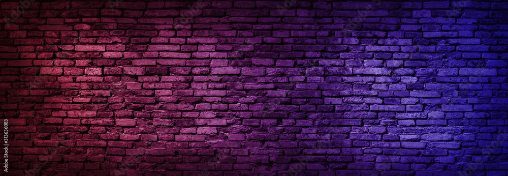 Fototapeta premium Neonowe światło na ceglanych ścianach, które nie są otynkowane. Efekt świetlny czerwony i niebieski neon tło pustej ceglanej ściany piwnicy.