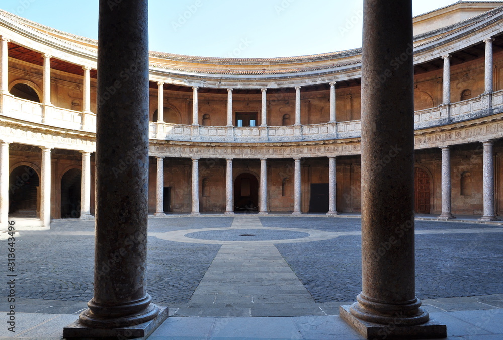Fototapeta premium Innenhof Palast Karl V. in der Alhambra, Granada