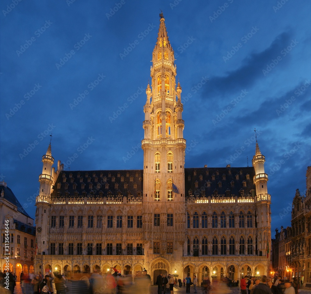 Grote Markt Square in centra Brussels at night