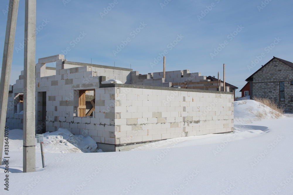 Obraz premium construction of the house from sibit on the project of a cottage in the winter