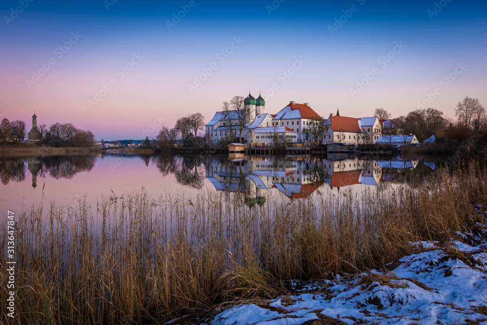 Fototapeta premium Kloster in Seeon am Abend mit Schnee - Chiemgau Alpen