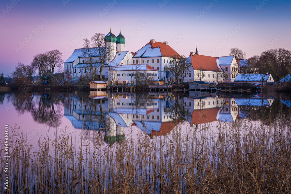 Kloster in Seeon mit Schnee im Winter