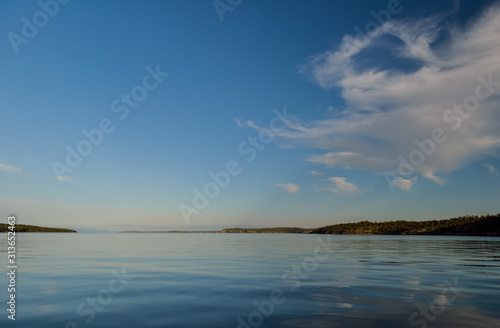 Fototapeta Naklejka Na Ścianę i Meble -  sunset over the White sea 