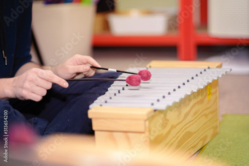 Φωτογραφία Playing a xylophone musical instrument.