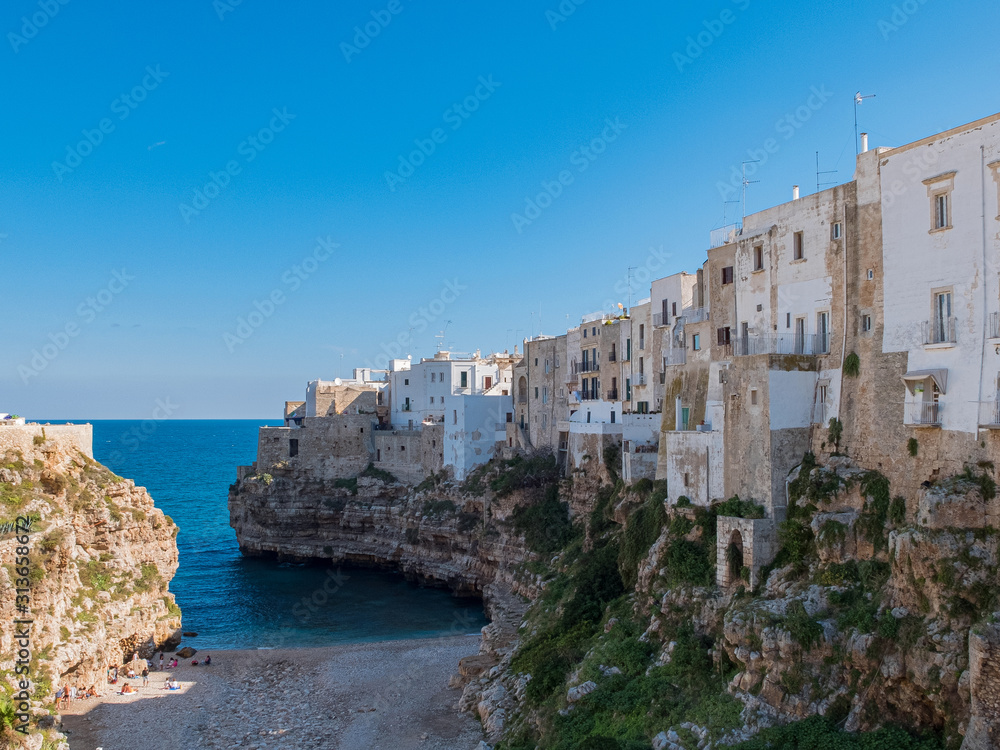 La spiaggia di Polignano a Mare La spiaggia di Polignano a Mare