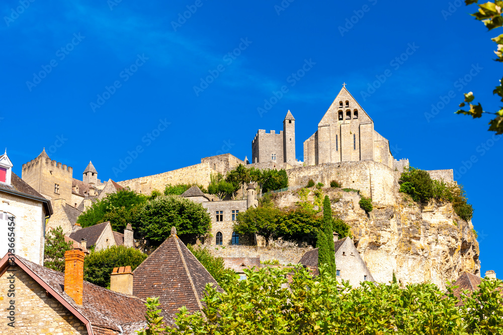 Fototapeta premium Beynac et Cazenac in Dordogne, France