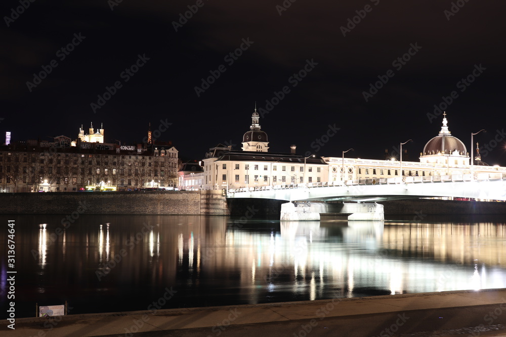 Le pont de la Guillotière à Lyon le long sur le fleuve Rhône de nuit et l'ancien hôpital de l'Hôtel Dieu - Ville de Lyon - Département du Rhône - France