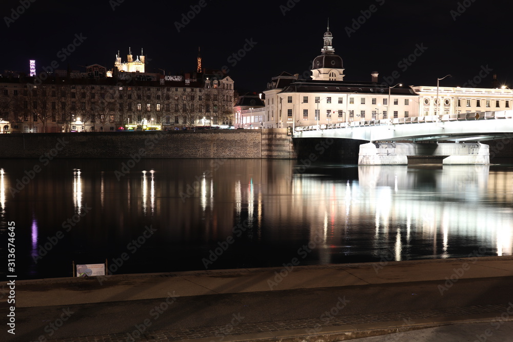 Le pont de la Guillotière à Lyon le long sur le fleuve Rhône de nuit et l'ancien hôpital de l'Hôtel Dieu - Ville de Lyon - Département du Rhône - France