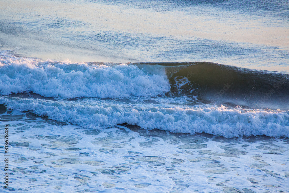 Fototapeta premium Fale oceanu o wschodzie słońca