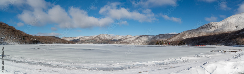 凍った湖畔と山々　赤城山　凍結した大沼湖
