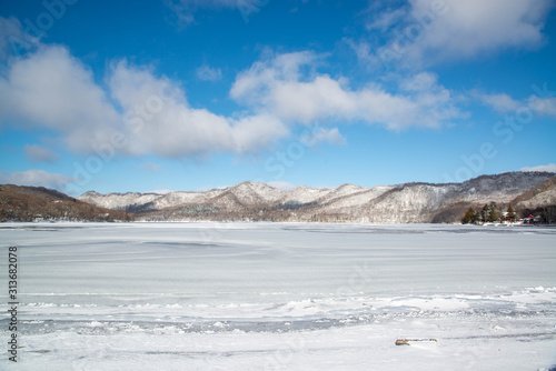 凍った湖畔と山々 赤城山 凍結した大沼湖