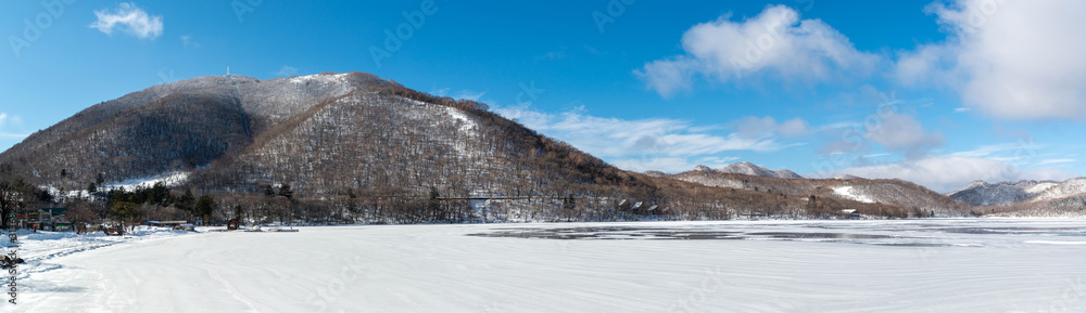凍った湖畔と山々　赤城山　凍結した大沼湖