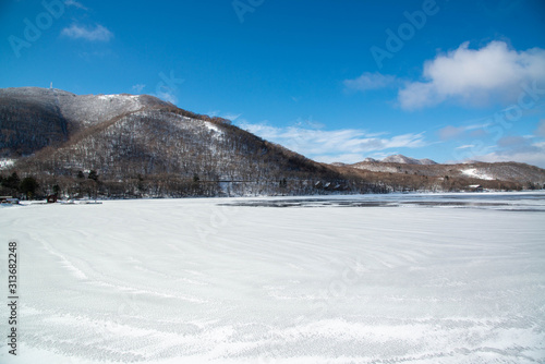 凍った湖畔と山々　赤城山　凍結した大沼湖 © yui_yakushiji