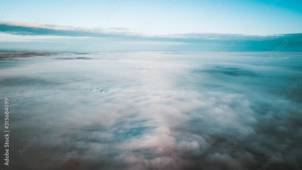 Mazury z lotu ptaka nad chmurami