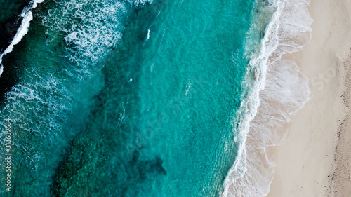Traumhaftes türkises Meer mit Sandstrand, Aerial Ansicht