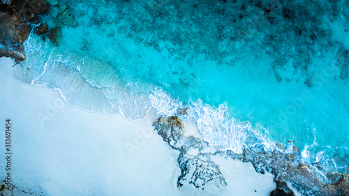 Traumhaft türkises Meer von Drohne fotografiert