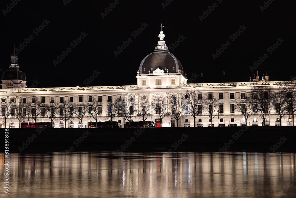 Fototapeta premium L'ancien hôpital de l'Hôtel Dieu à Lyon vu de nuit le long du fleuve Rhône - Ville de Lyon - Département du Rhône - France