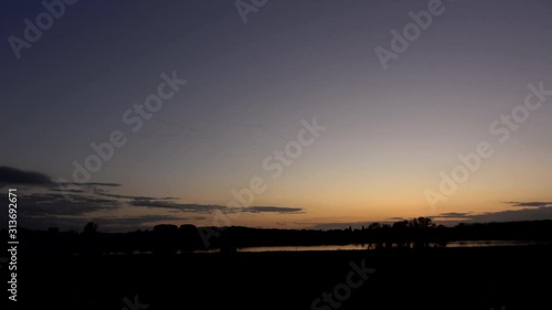 Zeitrafferaufnahme eines Sonnenuntergangs bei Doemitz, Deutschland, im Oktober. photo