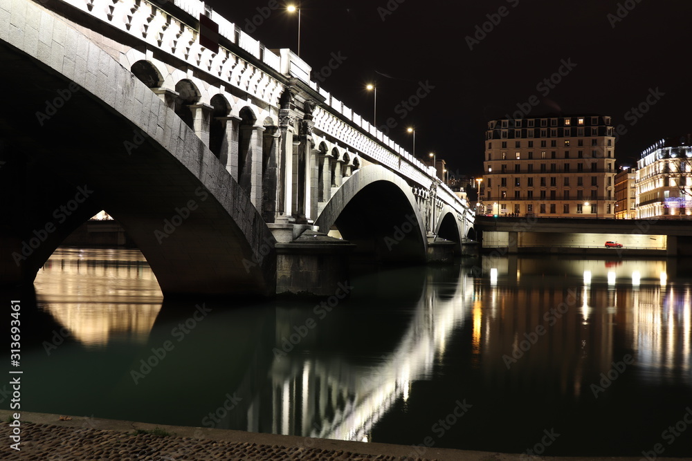 Le pont Wilson sur le fleuve Rhône à Lyon la nuit - Ville de Lyon - Département du Rhône - France