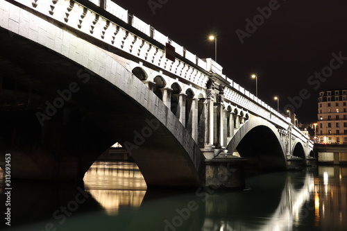 Le pont Wilson sur le fleuve Rhône à Lyon la nuit - Ville de Lyon - Département du Rhône - France photo