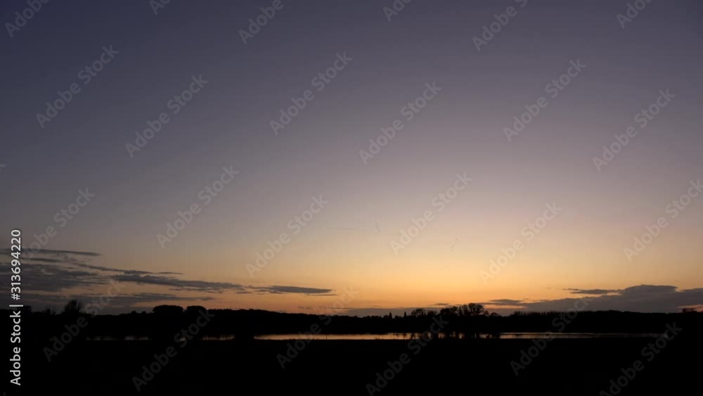 Sonnenuntergang an der Elbe, Deutschland Sonnenuntergang an der Elbe, Deutschland