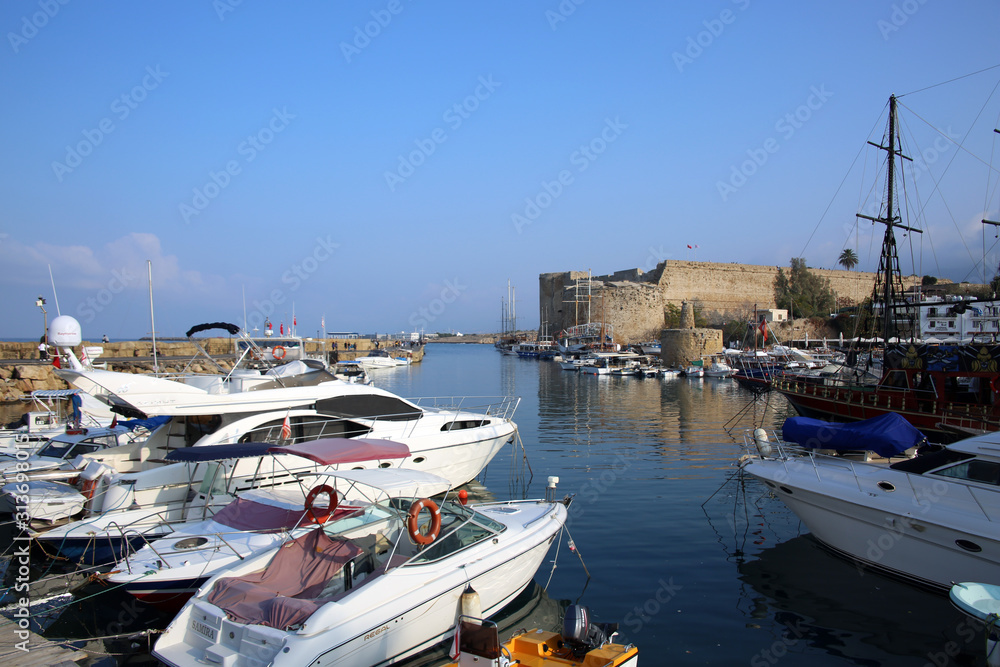 Historischer Hafen Kyrenia, im Hintergrund das Kastell