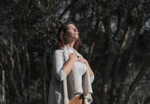 Chica meditando