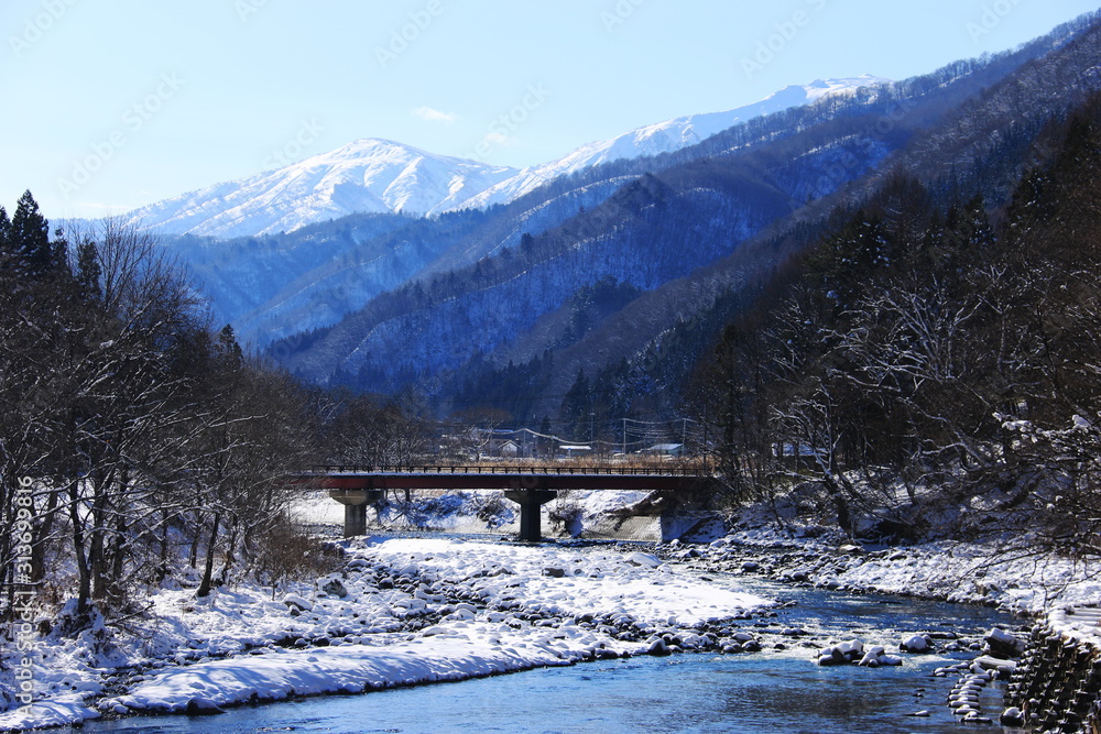 日本の冬　檜枝岐村　伊南川の雪景色　長道橋より会津駒ヶ岳を望む　