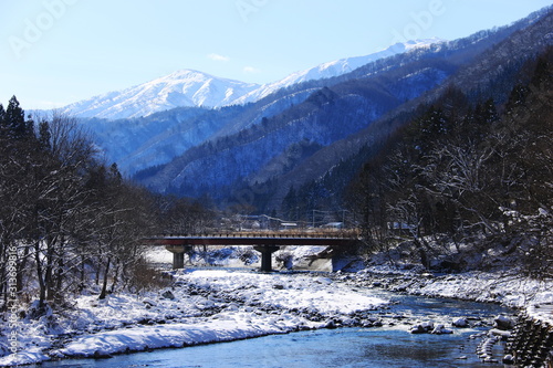 日本の冬 檜枝岐村 伊南川の雪景色 長道橋より会津駒ヶ岳を望む 