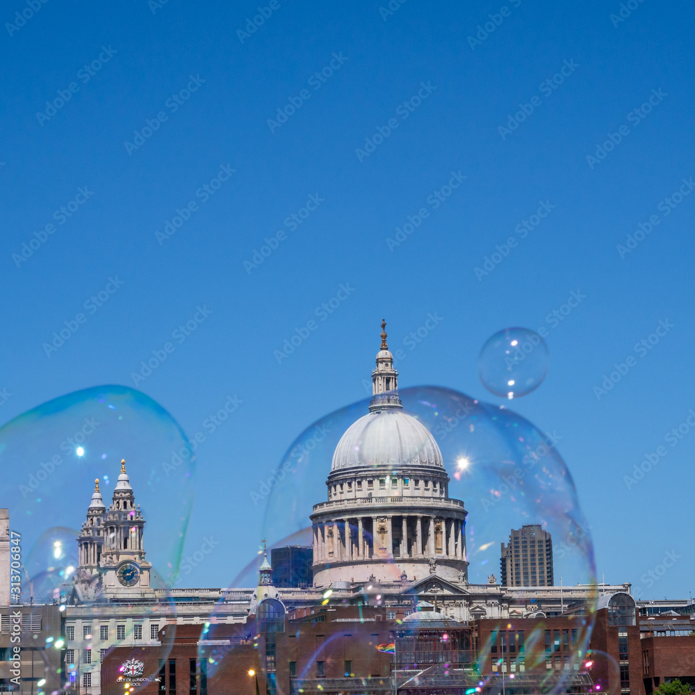 Obraz premium Stunning landmarks captured in the reflection of a bubble