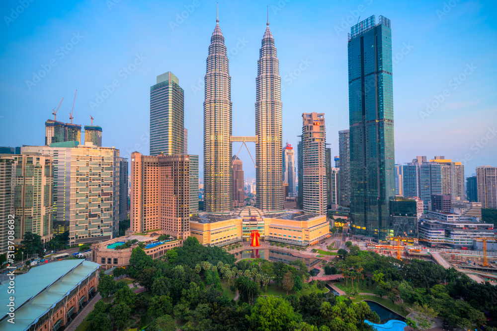 Naklejka premium Kuala Lumpur, Malezja. Twin Towers i KLCC Park