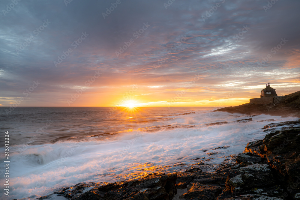 Obraz premium Sunrise Over the Bathing House, Howick. Northumberland
