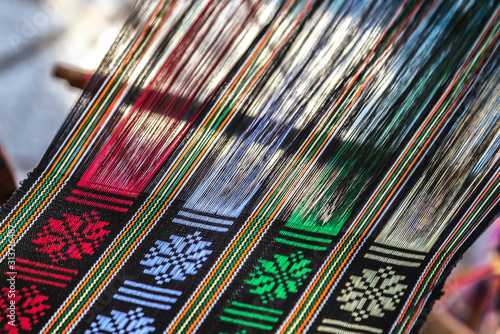 Fotografía weaving on a hand loom