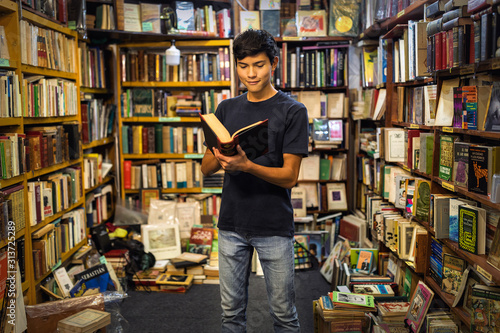 Joven leyendo