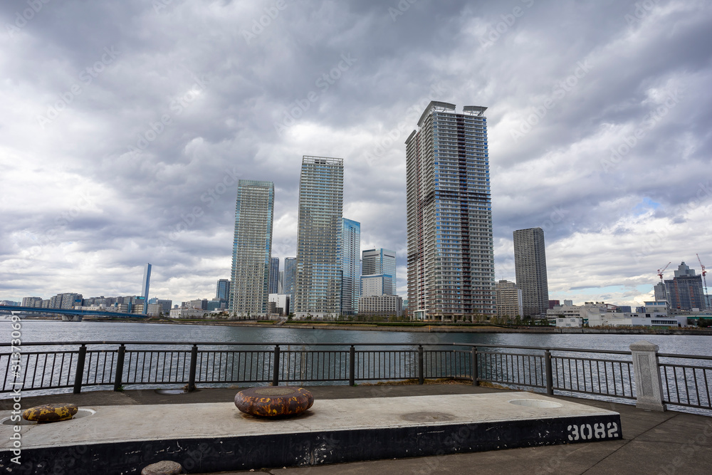 東京　晴海　運河沿いの高層マンション