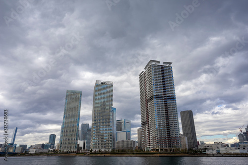 東京 晴海 運河沿いの高層マンション