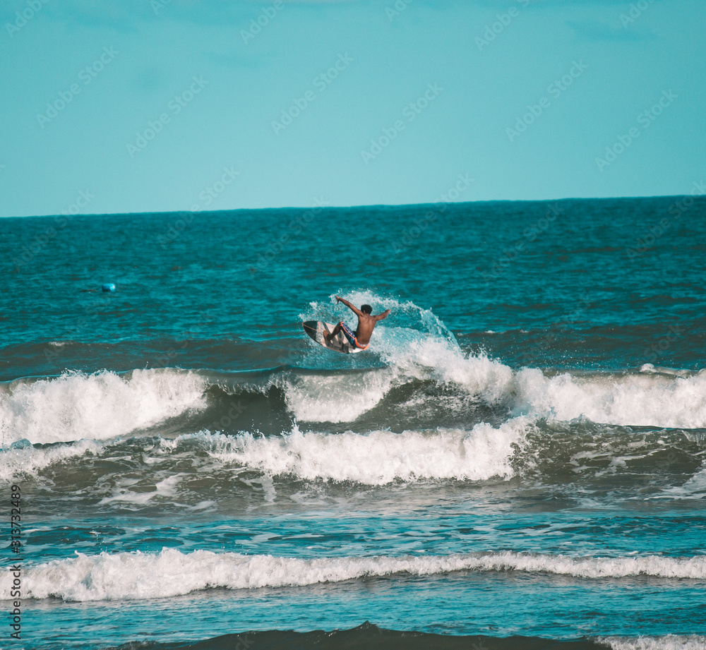 Surfista mandando manobra