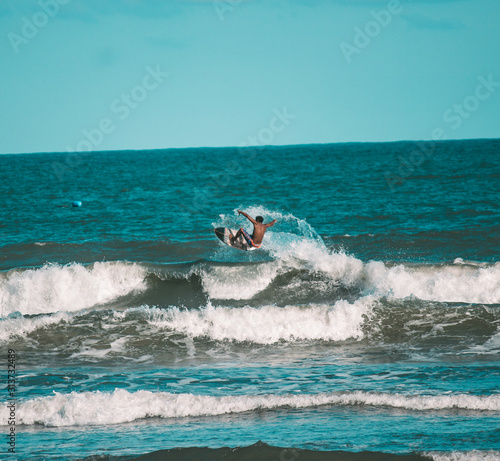 Surfista mandando manobra