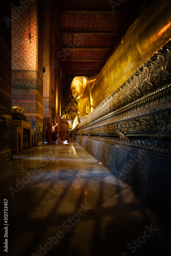 Fotografie famous golden reclining buddha statue at wat pho bangkok thailand