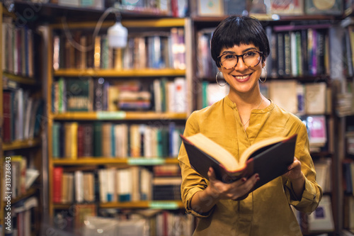 Joven sonriente libro