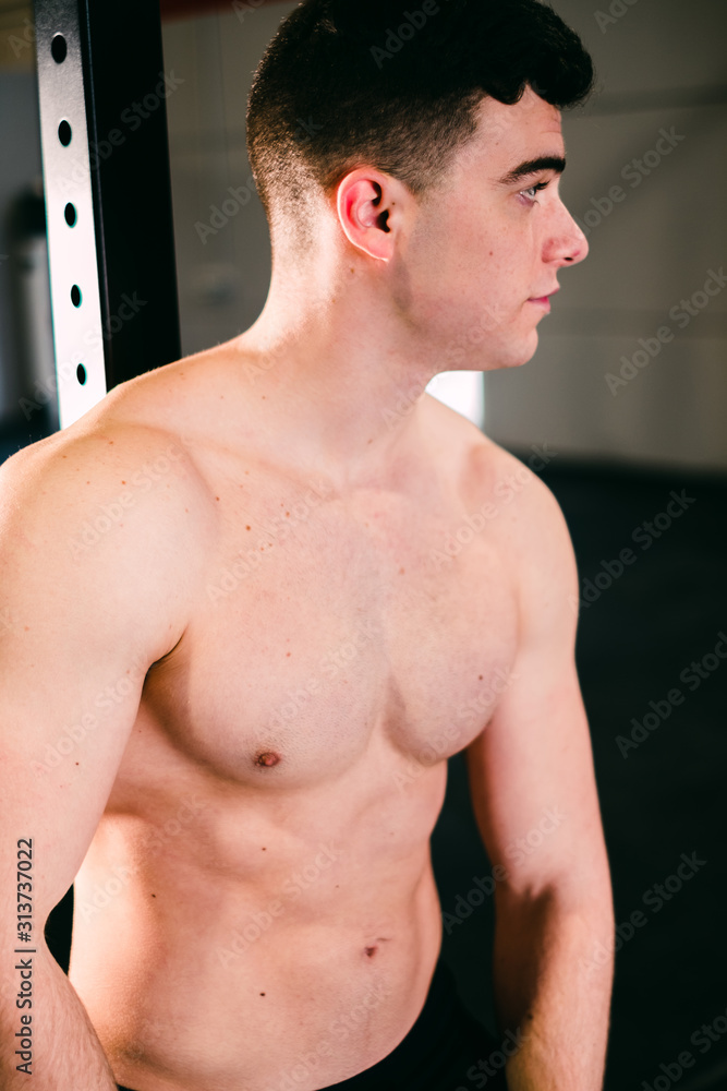 Obraz premium fitness boy resting after exercising