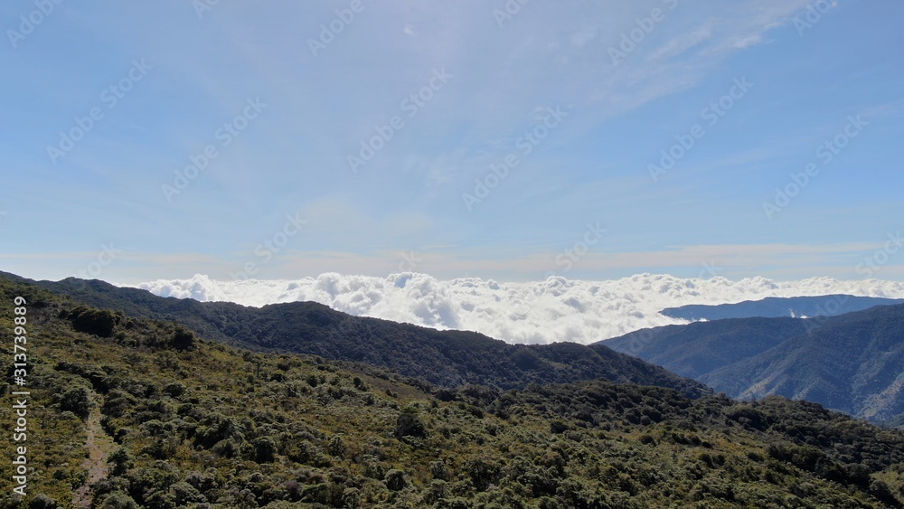 Vista aerea del cerro de la muerte y las nubes, Costa Rica
