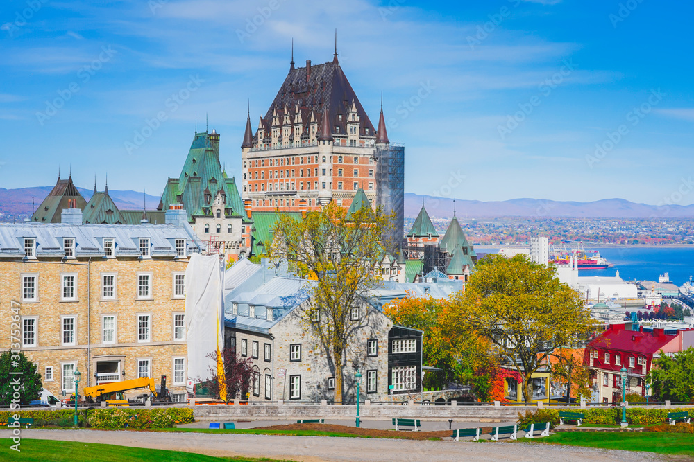 Obraz premium Cityscape view of Old Quebec City in Autumn