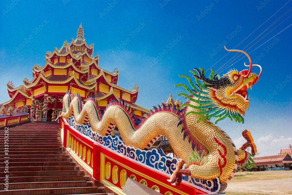 Fototapeta premium chinese dragon on the roof of temple