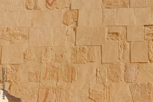 Foto Ancient egyptian paintings and hieroglyphs on a wall in Mortuary temple of Hatsh