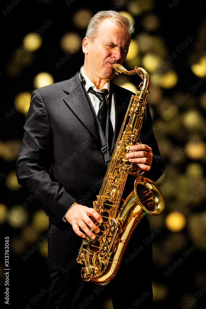 Obraz premium Musician playing saxophone (bokeh reflection background)