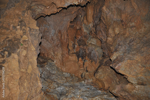 鍾乳洞の岩肌