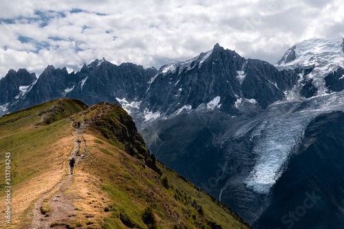 Chemin face à la montagne, Alpes, France