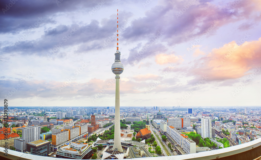 Obraz premium panoramiczny widok na centrum berlina o zachodzie słońca