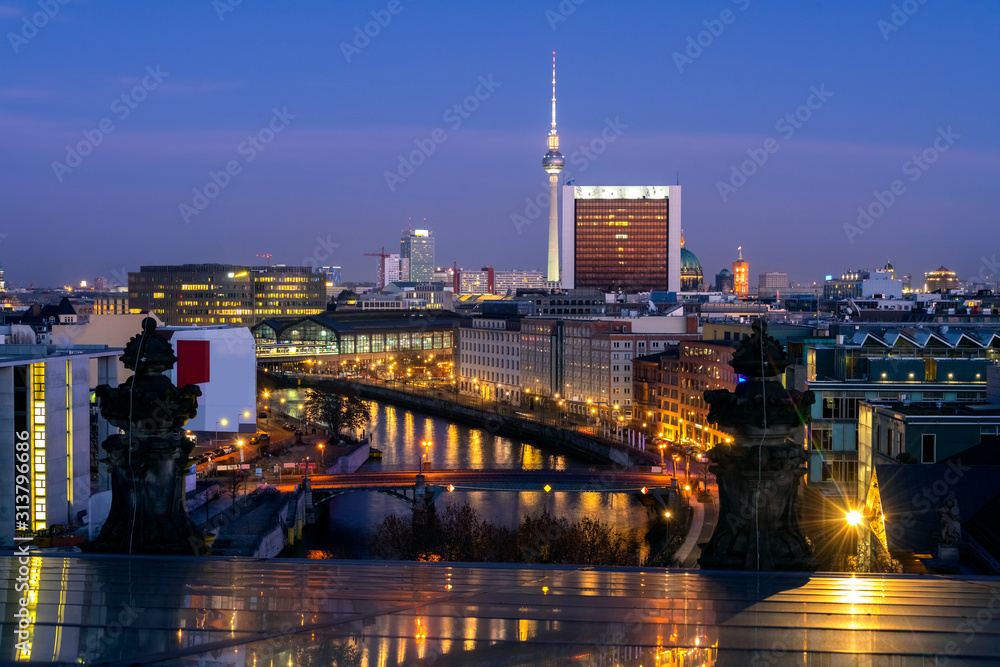 Fototapeta premium Ost-Berlin Panorama Nacht Lichter Dämmerung Fernsehturm Langer Lulatsch Bahnhof Friedrichsstraße Dom Reichstag Besucher Dachterrasse Spree Ufer Spiegelung